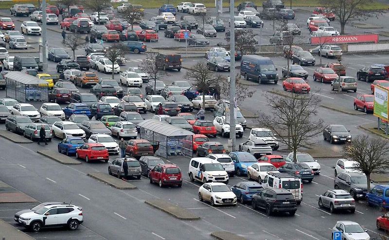 Více jak polovina českých řidičů potvrdila, že v období kolem vánočních svátků a nového roku pozorují agresivnější chování ostatních řidičů daleko více, než ve zbytku roku. Často se konflikty odehrávají na parkovištích před obchodními centry a supermarket