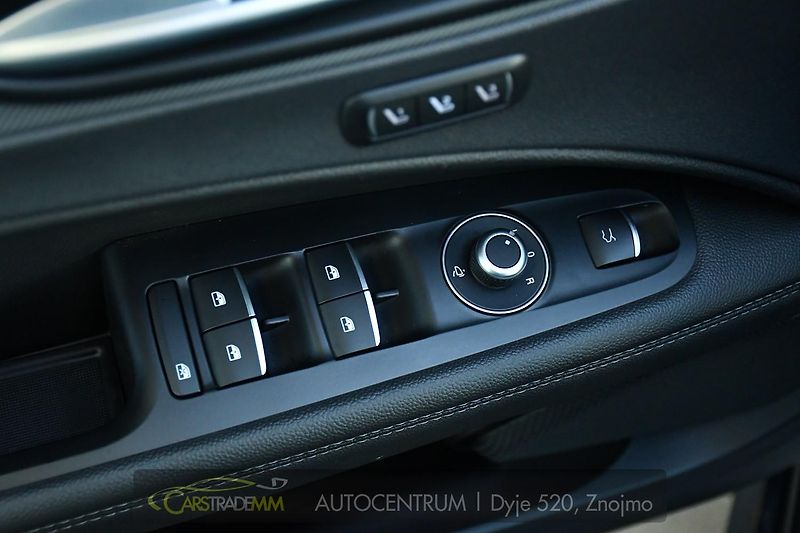 Alfa Romeo Stelvio 2.2D 16V 154kW Veloce AT8-Q4 - fotka 23 z 51