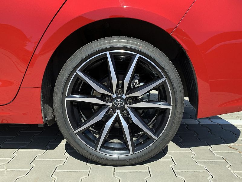 Toyota Corolla SD GR SPORT DYNAMIC 1.8 HEV AT - fotka 30 z 35