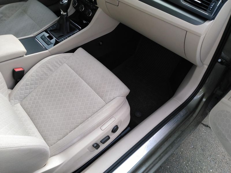 Škoda Superb 2,0 TDI /110 kW/ - fotka 24 z 33