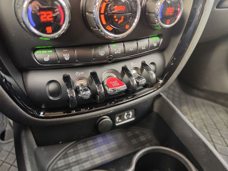 Mini Clubman 1.5/75kW Servisováno - fotka 20 z 27