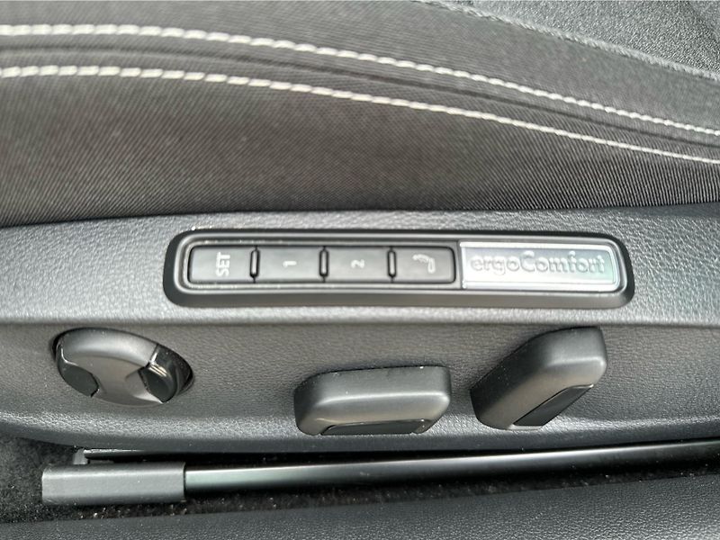 Volkswagen Passat 2.0TDI 110kW DSG BUSINESS PREM - fotka 17 z 19