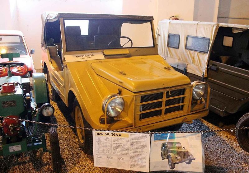 Poutač před muzeem v podobě obrněného transportéru.