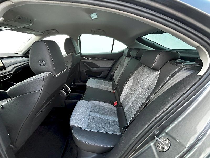 Škoda Octavia (2024) 1.5 TSI 110kW MHEV DSG Top Sel - fotka 29 z 33