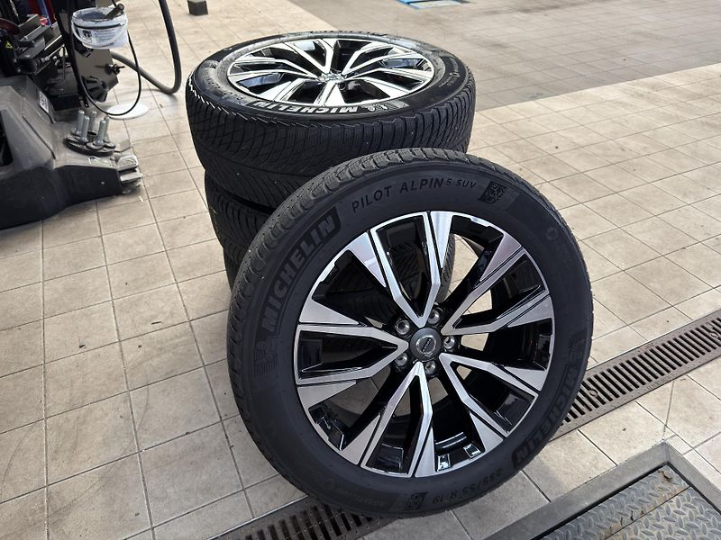 Volvo XC60 T8 AWD RECH.*ULTRA DARK + kola - fotka 2 z 51