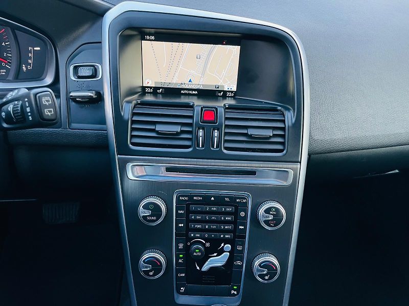 Volvo XC60 2.0D 5VÁLEC AUT TAŽNÉ VÝHŘEV - fotka 40 z 50