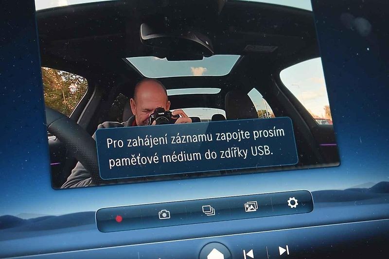 Nový Mercedes-E je současně důstojný i naprosto moderní