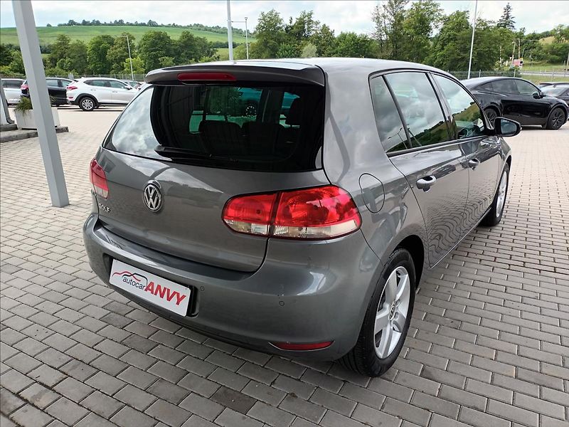 Volkswagen Golf 1,2 TSI,SERVIS,VÝHŘEV,PARKING - fotka 5 z 44