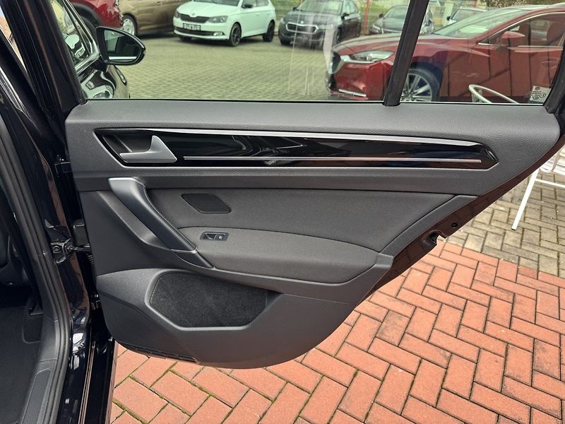 Volkswagen Golf Sportsvan (2015) 1.4TSi 92kW Xenony Navi - fotka 21 z 48