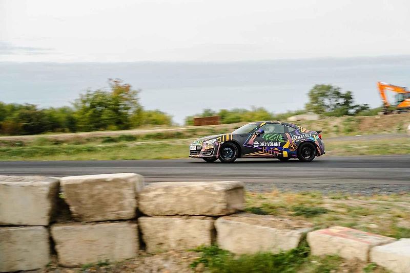 Ideální auta na blbnutí na uzavřených tratích? BMW a Subaru