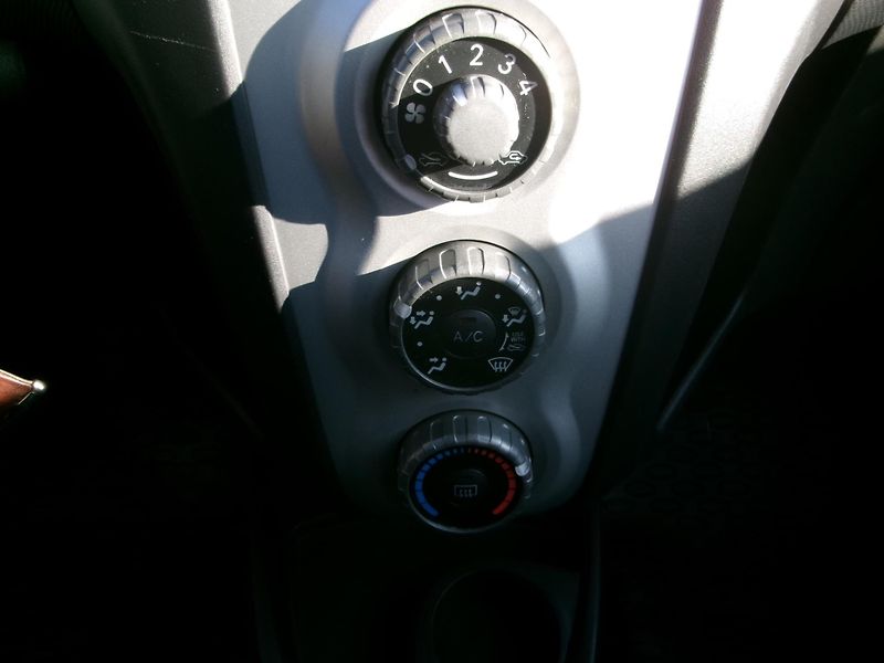 Toyota Yaris 1,0i KLIMA - fotka 15 z 22