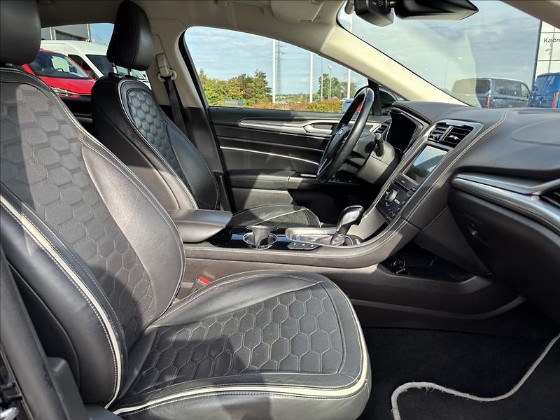 Ford Mondeo 2,0 HEV Vignale 103kW - fotka 17 z 45