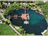 Letecký pohled na jezero Hévíz. Je jako šest fotbalových hřišť.