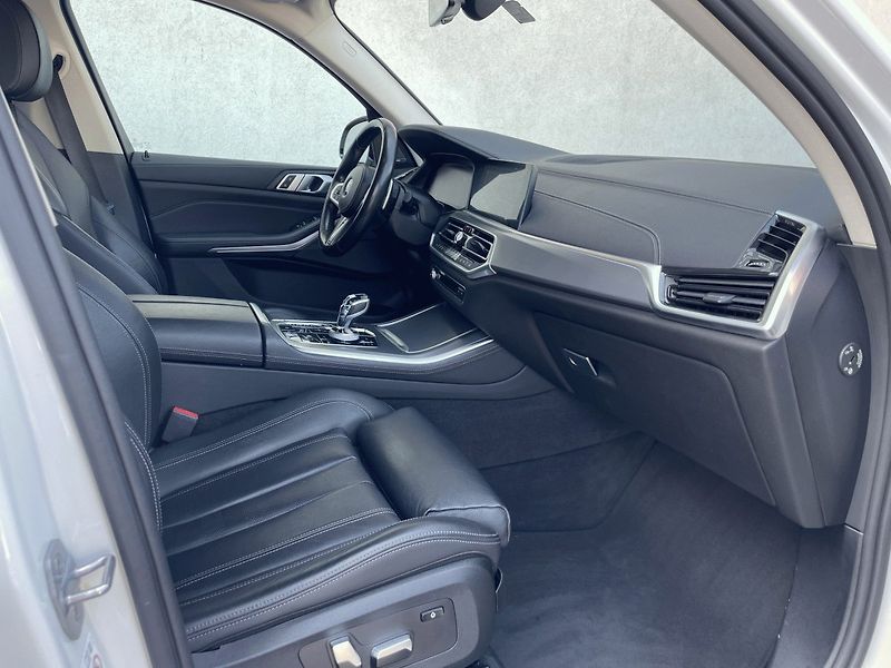 BMW X5 (2019) xDrive 40i AT 340k - fotka 7 z 28