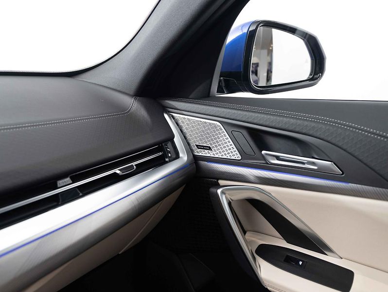 BMW iX2 xDrive30 - fotka 16 z 22