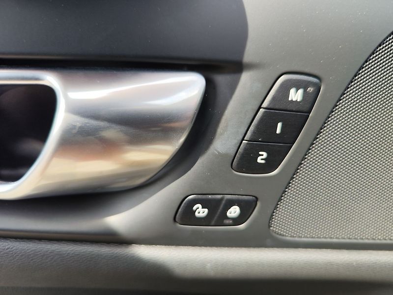 Volvo V60 B4/145kW AWD Auto Plus My24 - fotka 34 z 36