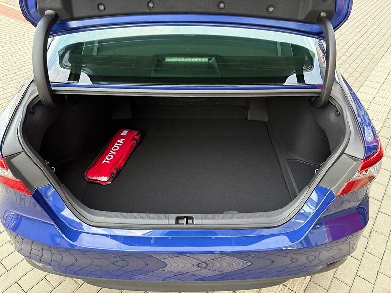 Toyota Camry 2,5 Hybrid Executive VIP - fotka 16 z 18