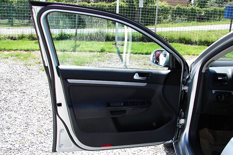 Volkswagen Golf V 1.9 TDi 105PS BlueMotion Pan - fotka 16 z 40