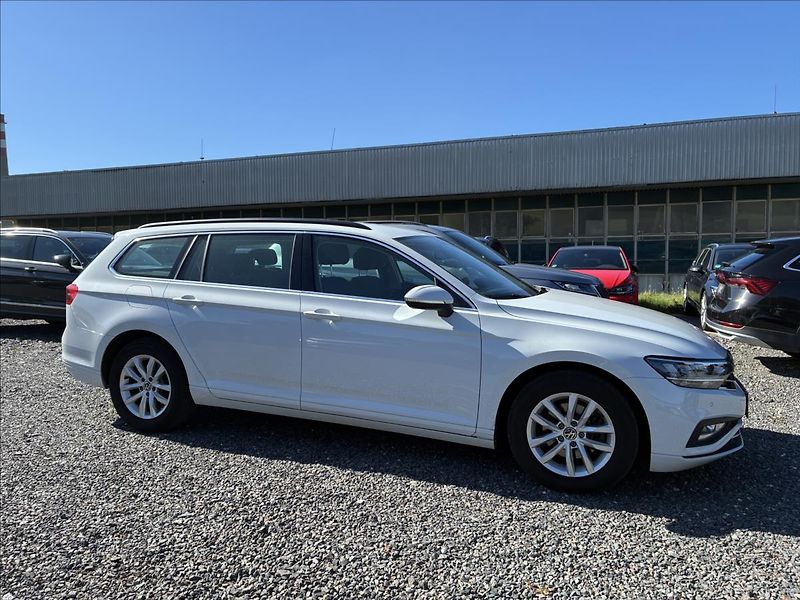 Volkswagen Passat 2,0 TDI TAŽNÉ KAMERA KEYLESS - fotka 6 z 26