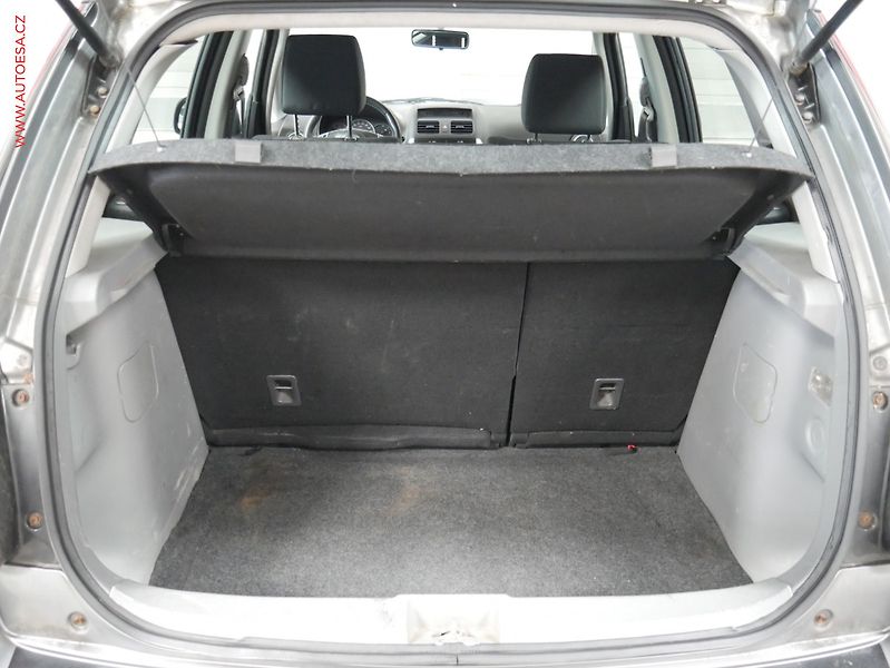 Suzuki SX4 (2006) 1.9 D, AC, výhřev sed - fotka 7 z 20