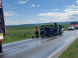 Do jedoucího auta na Plzeňsku udeřil blesk. Posádce museli pomoci hasiči.
