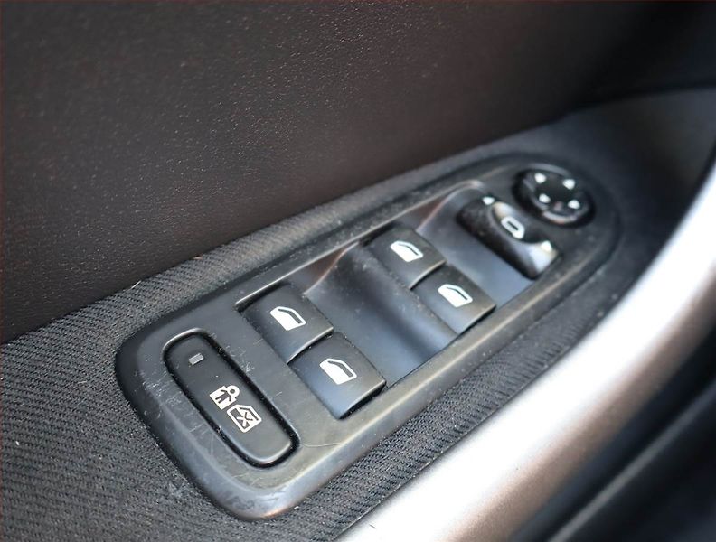 Peugeot 308 (2012) 1.6 HDi, Navi, Park. senzory - fotka 15 z 17
