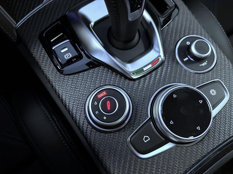 Alfa Romeo Stelvio (2026) 2.9 V6 BiTurbo 520k QV Carbon - fotka 19 z 25