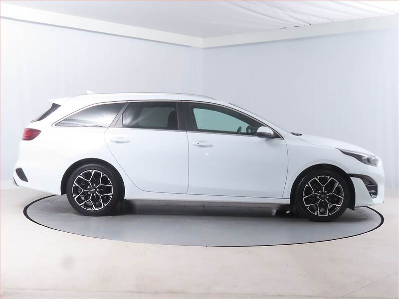 Kia Ceed (2025) GT Line 1.5 T-GDI - fotka 6 z 17