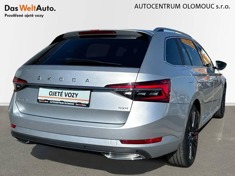 Škoda Superb (2021) kombi 2.0 TDI 7DSG 4x4 Laurin - fotka 2 z 35