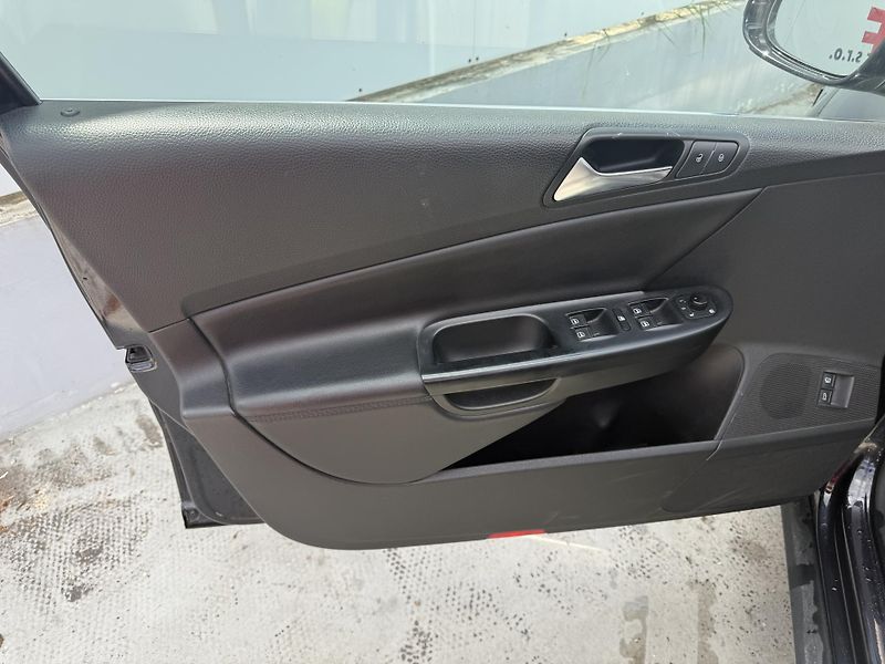 Volkswagen Passat (2009) 2.0 TDI Sportline  - fotka 18 z 21