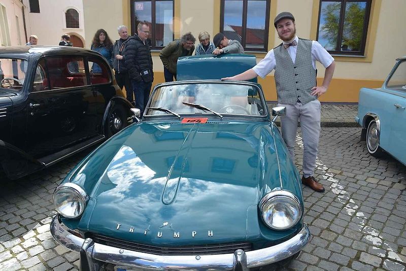 Automobiloví a motocykloví veteráni se vydali v neděli na tradiční jízdu Ze zámku na hrad. Start byl na Horním náměstí v Přerově, kde si lidé užili bohatý program.