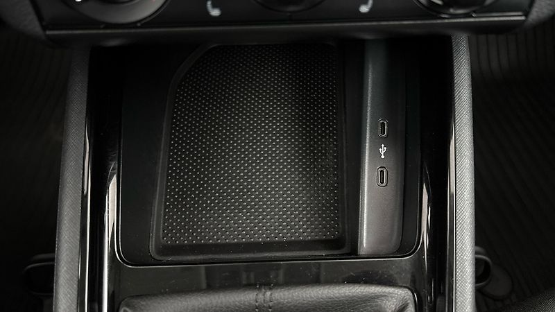 Škoda Kamiq 1.5 TSI Ambition - fotka 22 z 24