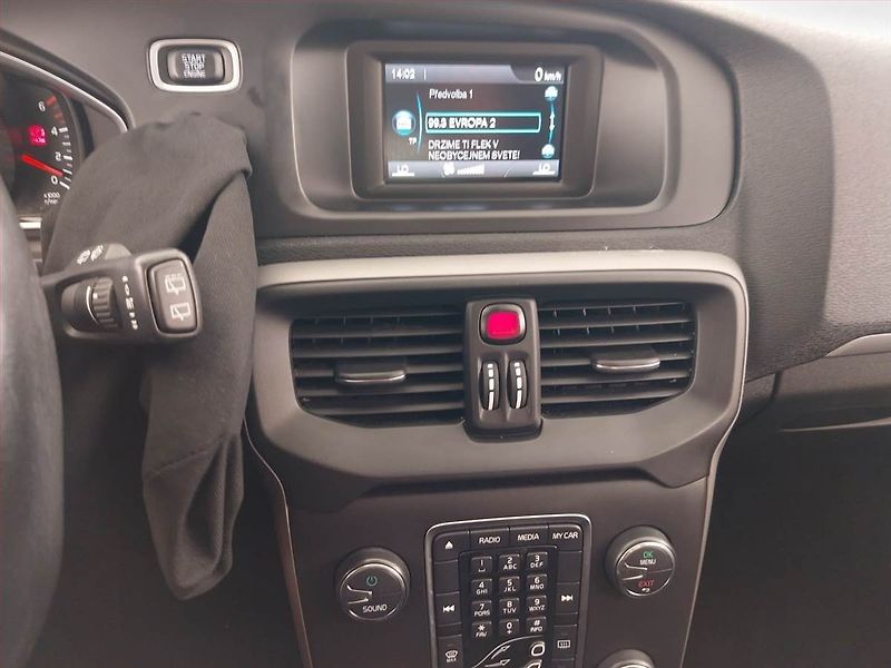 Volvo V40 (2012) 2.0 D4, Serv.kniha - fotka 12 z 19
