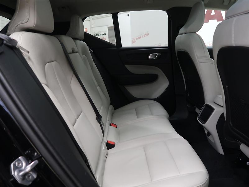 Volvo XC40 2,0 D4 AWD MOMENTUM CZ - fotka 13 z 39