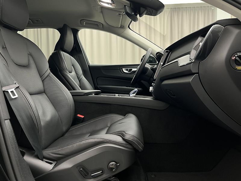 Volvo XC60 B5 AWD PLUS DARK AUT 1.maj. - fotka 20 z 46