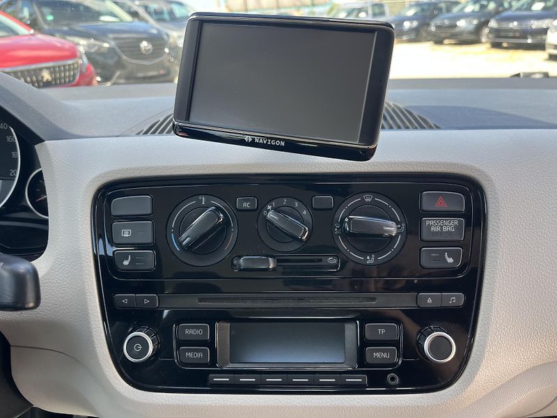 Volkswagen up! (2012) 1.0i 55Kw Klima REZERVACE - fotka 16 z 18