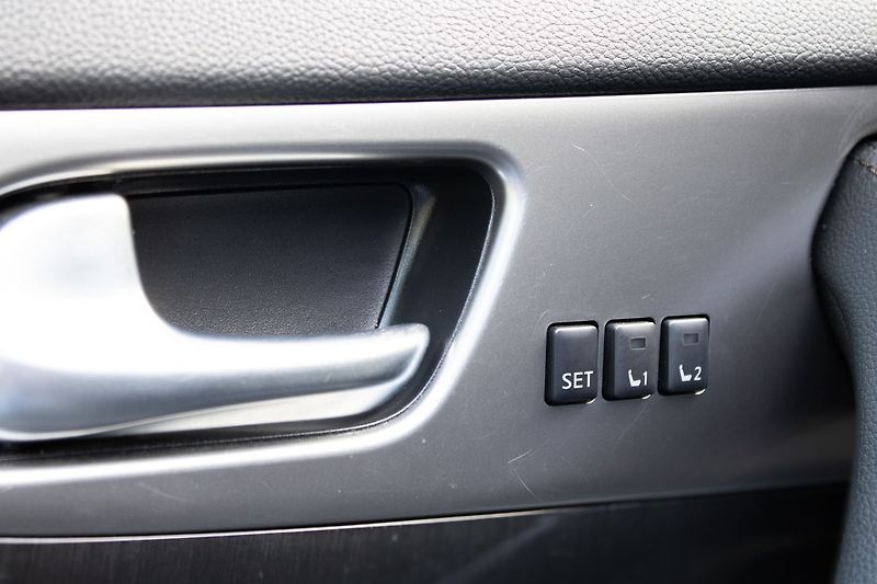 Infiniti QX70 Verze S, servisované, DVB-T - fotka 34 z 53
