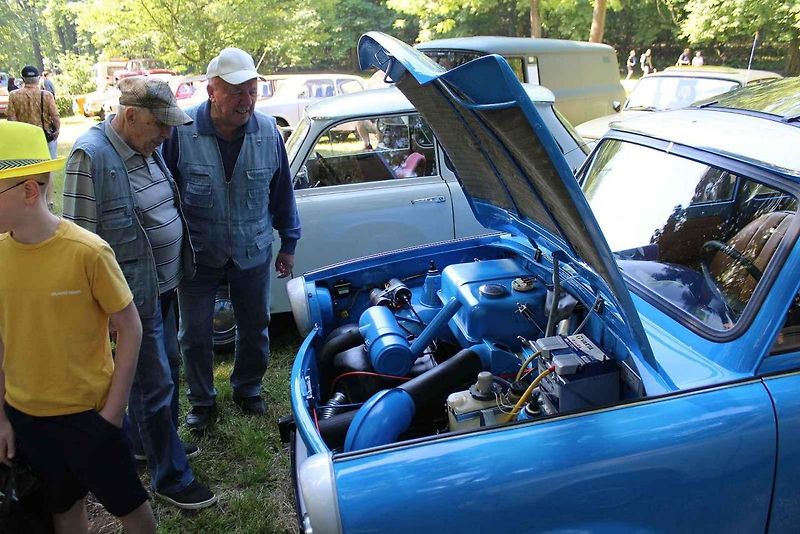 V Litvínově se uskutečnil již osmý sraz historických vozidel. Letos na něj poprvé přijel legendární jezdec z Dakaru a někdejší závodník ve Formuli Easter Jiří Moskal. Na snímku je v rozhovoru s jedním z návštěvníků.