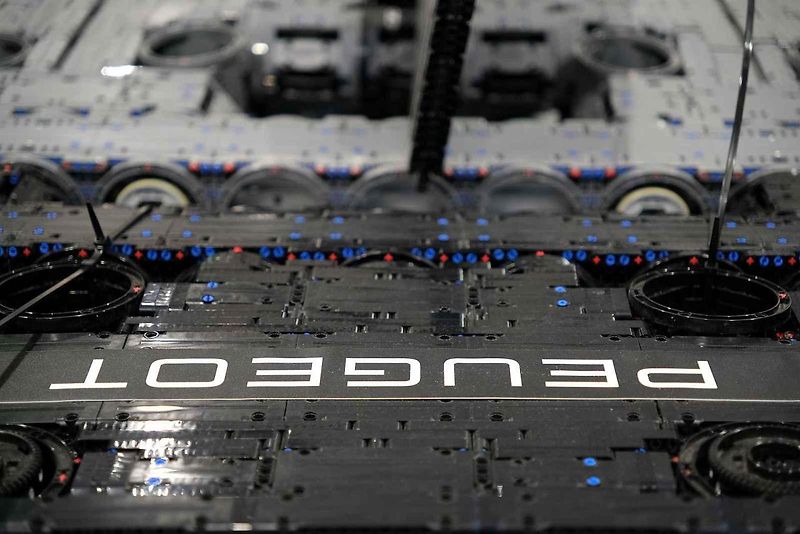 Instalace modelu stavebnice Peugeot Le Mans za účasti designera společnosti Lego.