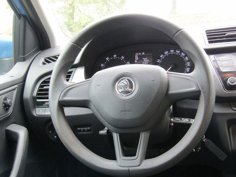Škoda Fabia (2016) 1.2 TSI 66kW  ZIMNÍ+LETNÍ PNEU - fotka 16 z 36