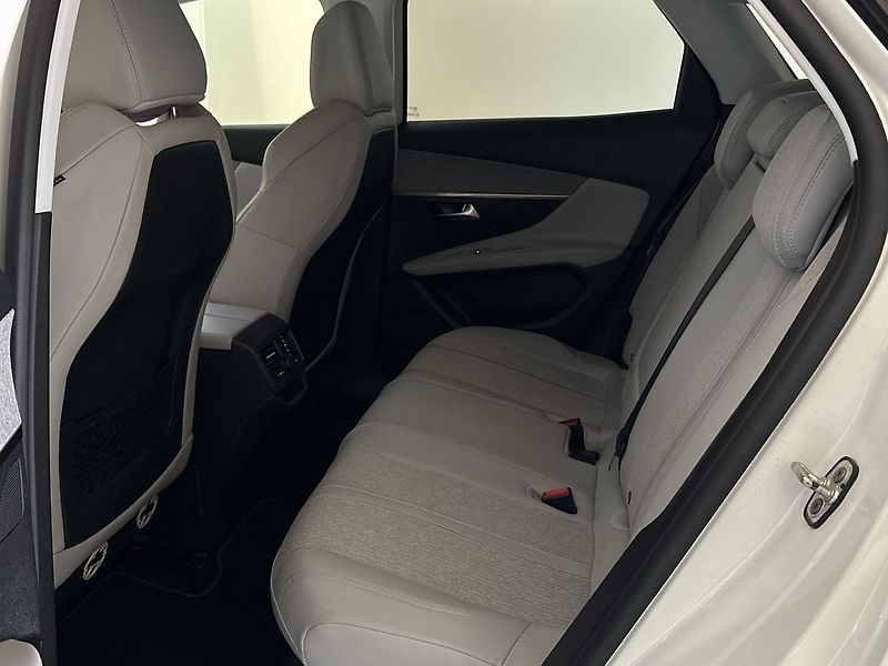 Peugeot 3008 (2018) Allure, 130k MAN6, tažné z. - fotka 6 z 33