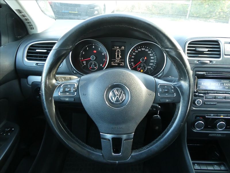 Volkswagen Golf 1,2 TSi 77kW serviska, klima - fotka 27 z 42