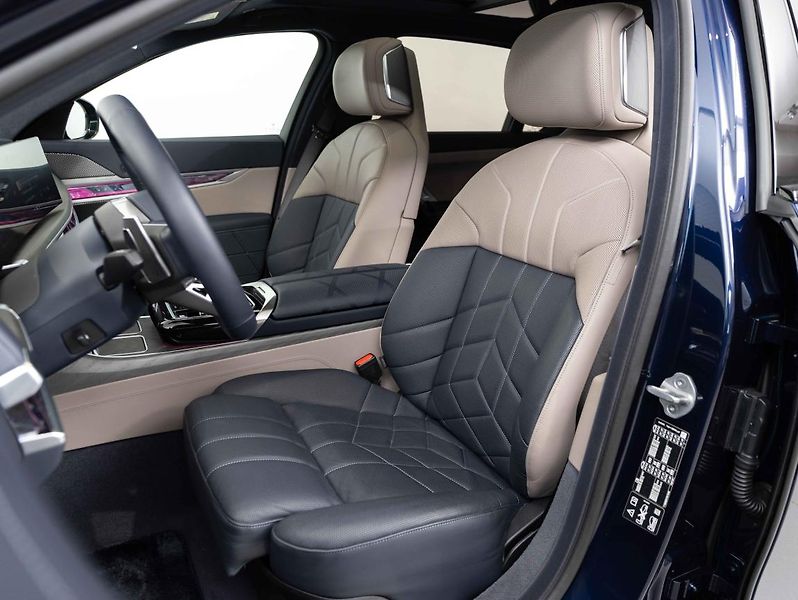 BMW Řada 7 740d xDrive Sedan - fotka 18 z 25