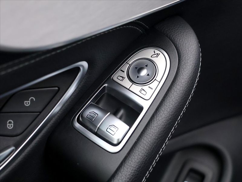 Mercedes-Benz Třídy C 3,0 400 245kW 4Matic AMG - fotka 15 z 40