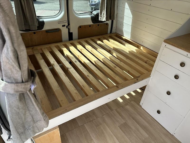 Ford Transit 2,2 TDCI obytná vestavba - fotka 29 z 32
