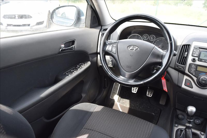 Hyundai i30 1,6 CRDi 66KW COMFORT+ 2XKOLA - fotka 26 z 42