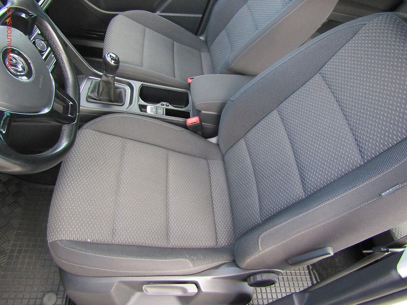 Volkswagen Touran (2015) 1.6TDI, AC, výhřev sed - fotka 9 z 15
