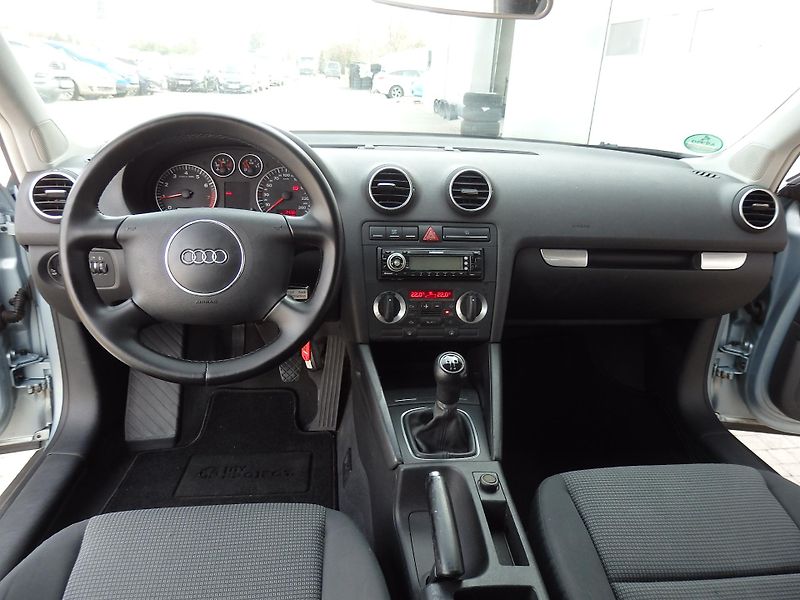 Audi A3 1.6i ZÁLOHOVÁNO - fotka 10 z 14