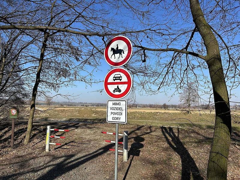 Nedaleko Ostravy je u letiště v Mošnově značka upozorňující na letadla.