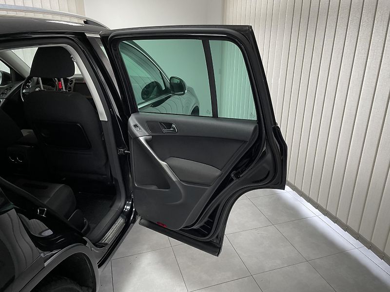 Volkswagen Tiguan 2.0 TDi 4x4 AT ČR SER. WEBASTO - fotka 14 z 24